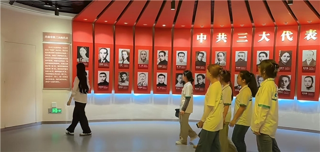 青年实践队绘就德安社区时代画卷